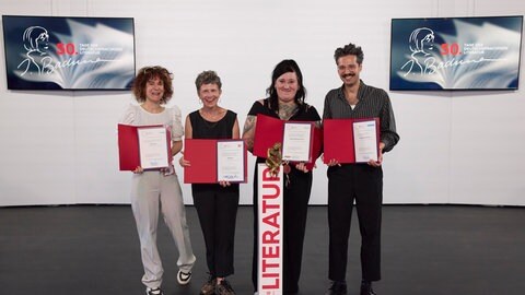 Die Preisträgerinnen Kinga Tóth, Magdalena Schrefel, Lena Schätte und der Preisträger Ozan Zakariya Keskinkılıç bei den Tagen der deutschsprachigen Literatur.