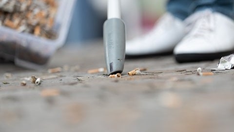 Zigarettenkippen liegen auf dem Boden. Mit einem Akku-Staubsauger werden sie eingesaugt. Zigaretten, Taschentücher und Kaffebecher: So schlimm sind diese 3 Müll Arten für die Umwelt. Bei den SWR1 Dreck weg-Wochen stellt SWR1 eure Müllsammel-Projekte vor.