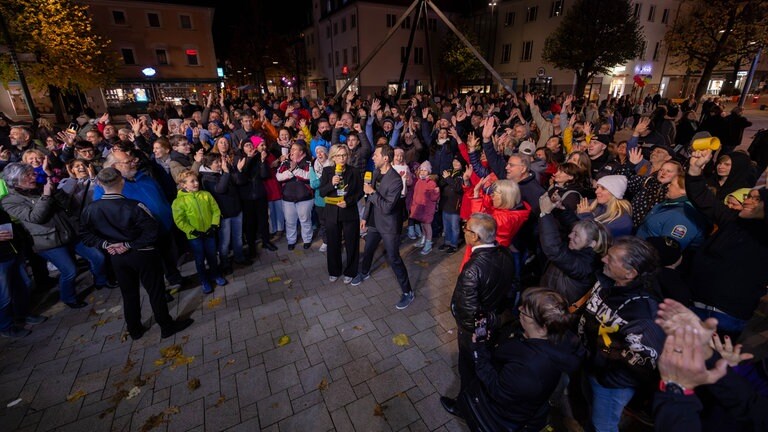 Hitparade 2025 Finalparty Tuttlingen - Stefanie Anhalt und Corvin Tondera-Klein inmitten des Publikum