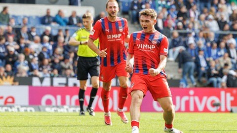 Paul Hennrich bejubelt sein Traumtor zum zwischenzeitlichen 2:1 für den 1. FC Heidenheim bei Arminia Bielefeld.