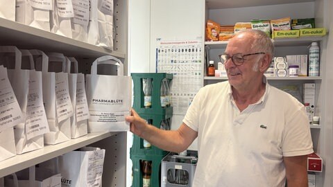 Für seine Mainzer Kundinnen und Kunden verpackt der Mainzer Apotheker Dr. Roman Nagel die medizinischen Cannabis-Produkte in Tüten. 70 Prozent sind Privatpatienten, 30 Prozent waren Kassenpatienten. 