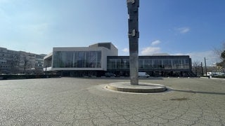 Der Theaterplatz vor dem Pfalzbau in Ludwigshafen. Hier will die Stadt in Zukunft gegen Versiegelung vorgehen.