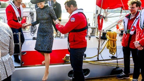 Königin Máxima barfuß auf dem Schiff