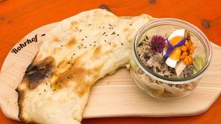 Original Unterböhringer Blätzle mit „Flotter Henne“ auf einem Holzbrett