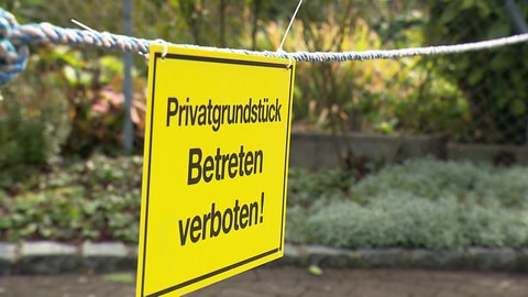 Ein Schild vor einem Grundstück in Bollschweil