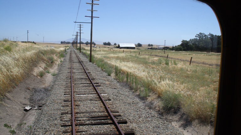 Blick auf die Museumsbahnstrecke der Straßenbahnwagen auf der Strecke des Western Railway Museums