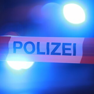 Blaulicht hinter einem Absperrband der Polizei (Symbolbild). Bei einem Unfall in Heilbronn sind zwei Jugendliche verletzt worden. Ein Auto geriet von der Fahrbahn ab und erfasste sie. 