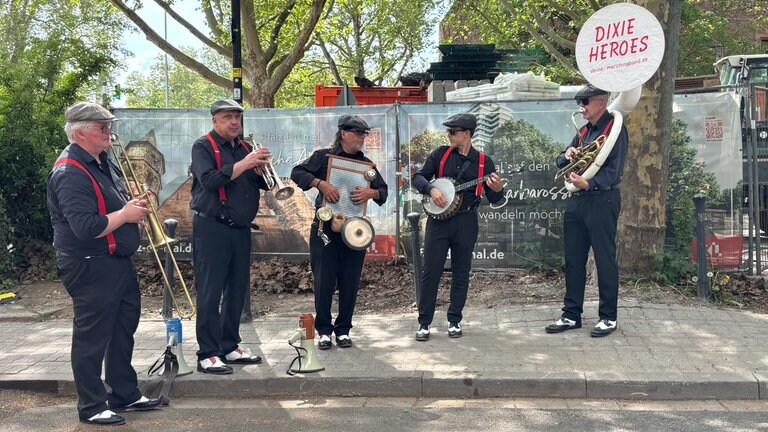 Musiker spielen auf den Straßen in Kaiserslautern