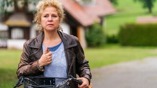 Bea hält Karls Taschenmesser