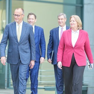 Bundeskanzler Friedrich Merz (CDU, l-r), Lars Klingbeil (SPD), Bundesminister der Finanzen, Markus Söder (CSU), Ministerpräsident von Bayern und CSU Vorsitzender, und Bärbel Bas (SPD), Bundesministerin für Arbeit und Soziales, kommen zur Pressekonferenz nach der Sitzung des Koalitionsausschusses 