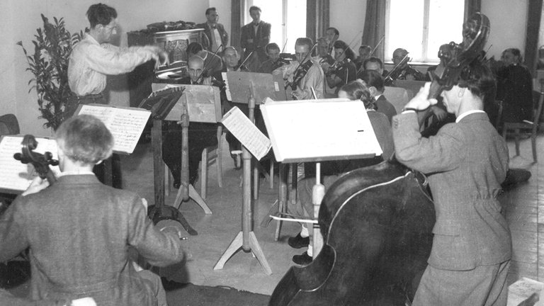 Das Orchester von Radio Stuttgart bei einer Probe 1946. Dirigent Rolf Unkel.