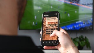 Multitasking ist eine Illusion, der Second Screen stört unsere Konzentrationsfähigkeit. Handynutzung beim Fernsehen entspannt nicht, sondern kostet Energie, sagt Medienpsychologe Sven Lindberg. 