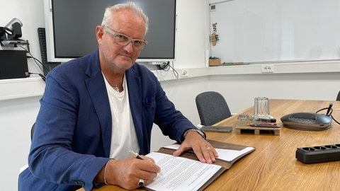 Der Trierer Anwalt Otmar Schaffarczyk hat schon oft sogenannte Läufer und Geldabholer verteidigt, die für Call‑Center‑Betrüger unterwegs waren.