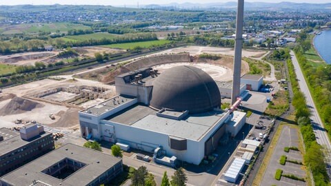 Luftaufnahme des Geländes rund um die Reaktorkuppel von Mülheim Kärlich