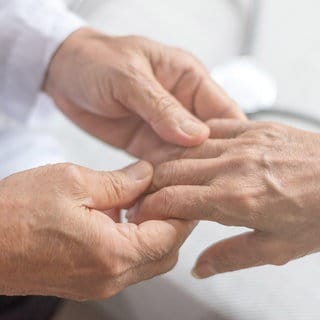 Zwei Menschen halten sich die Hände