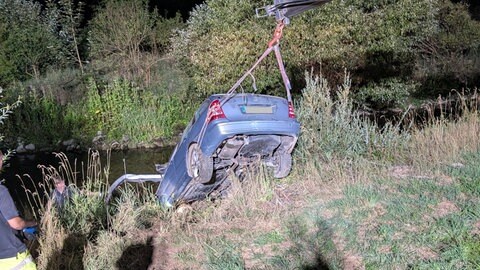 Das Auto eines 18-Jährigen ist nach der Flucht vor einer Polizeikontrolle in dem Donaukanal gelandet.