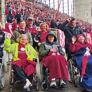 Fans im Rollstuhl im FCK Stadion auf dem Betzenberg