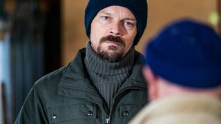 Constantin (Robert Besta) steht zornig bei Toni (Roland Frey), den man nur von hinten im Anschnitt sieht
