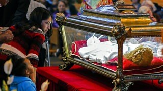 Skelettüberreste, die in einer geformten Figur der Heiligen Maria Goretti eingeschlossen sind.