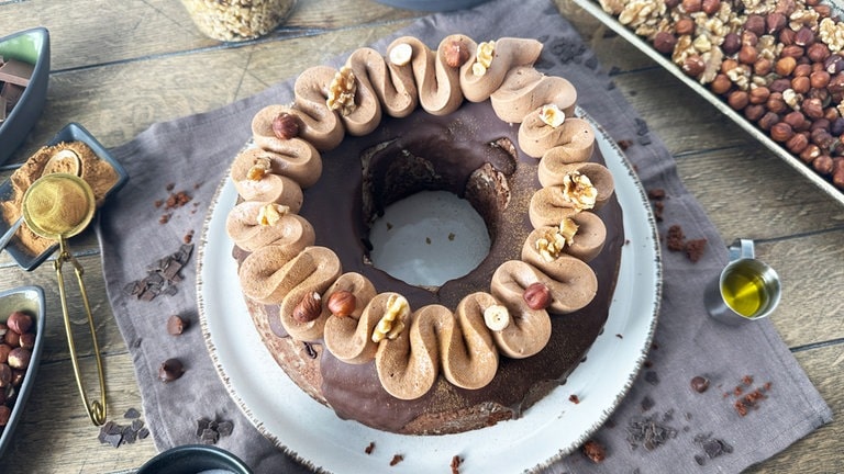 Nuss Backform Schokoladen-Nuss-Kuchen mit Schoko-Zimt-Sahne