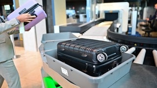 Bei der Sicherheitskontrolle am Flugahfen werden Koffer durchleuchtet.