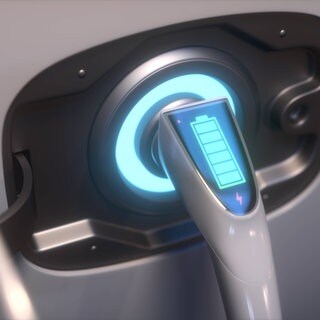 Ladestecker eines E-Autos mit einer Batterieanzeige.