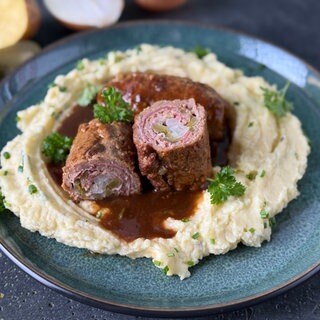 Hackfleisch-Rouladen mit Zwiebelsoße und Kartoffelpüree