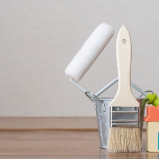 Pinsel und Rolle fürs Wände streichen