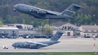 Eine Transportmaschine der US-Airforce startet von der Airbase Ramstein - welche Pläne hat Trump mit dem Standort?