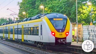 Ein Bahn·mitarbeiter ist bei Ettlingen aus einem Zug gefallen. Rechts im Bild das SWR Logo für Leichte Sprache. 