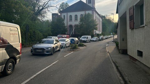Stau vor Bahnübergang in Gondelsheim
