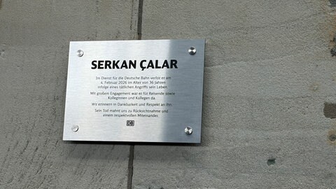 Am Gleis 1 des Mannheimer Hauptbahnhofs hängt nun eine permanente Gedenktafel für den getöteten DB-Mitarbeiter Serkan Calar.