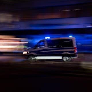 Die Polizei musste bei einem Familienstreit mit einer 14-Jhrigen in Enkenbach-Alsenborn eingreifen (Ein Polizeiwagen fährt durch die Nacht).