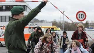 Schüler werden am 11.3.2009 in Winnenden aus dem Schulzentrum, in dem sich die Albertville-Realschule befindet, evakuiert