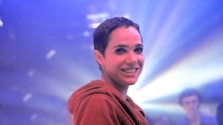 Christina, eine junge Frau mit kurzen Haaren, in einem Club. Im Hintergrund ist ein junger Mann zu sehen.