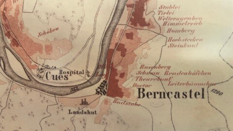 Die Bernkasteler Badstube findet sich schon auf einer Karte der Moselregion aus dem Jahr 1868. Der Name stammt aus dem Mittelalter, als es am Fuß des Kallenfels noch eine heiße Quelle gab, in der gebadet wurde. 