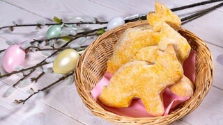 Kurz nach dem Backen liegen die Quarkhasen schön dekoriert zu Ostern in einem kleinen Nest und können direkt verzehrt werden.