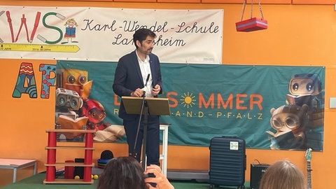 Kulturminister Sven Teuber beim Auftakt des Lesesommers Rheinland-Pfalz in Lambsheim