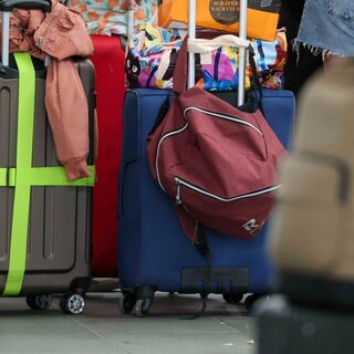 Symbolbild mehrerer Koffer, die am Flughafen stehen. Nach mehreren Straftaten wurde der Großteil einer syrischen Familie aus Stuttgart "kontrolliert ausgereist".