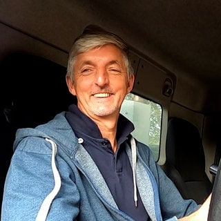 Mann in Fahrerkabine von LKW