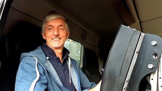 Mann in Fahrerkabine von LKW