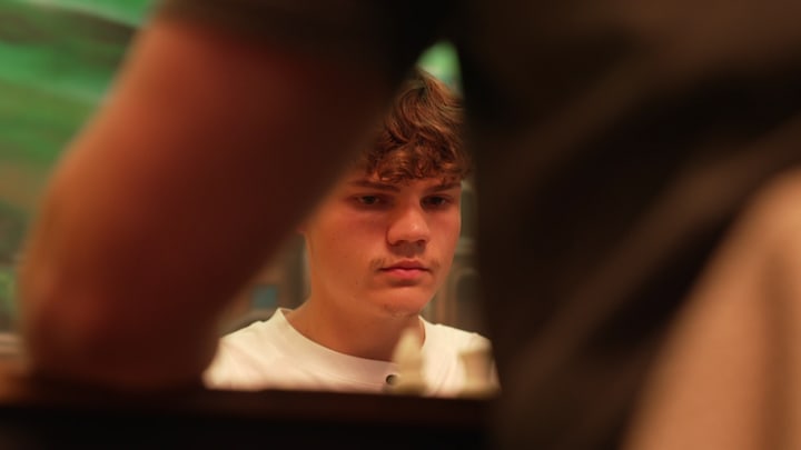Ein 22-Jähriger ist zu sehen, wie er gerade nachdenkt. Im Bild ist sein Gegenüber zu spüren.