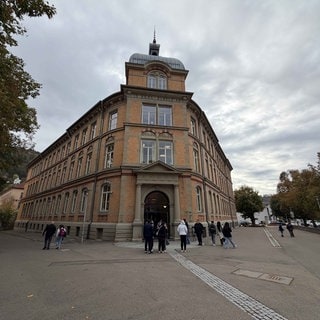 Schüler verlassen eine Schule in Albstadt. Ein Ex-Schüler soll hier eine Lehrerin mit dem Messer angegriffen haben.