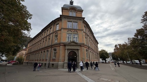 Schüler verlassen eine Schule in Albstadt. Ein Ex-Schüler soll hier eine Lehrerin mit dem Messer angegriffen haben.