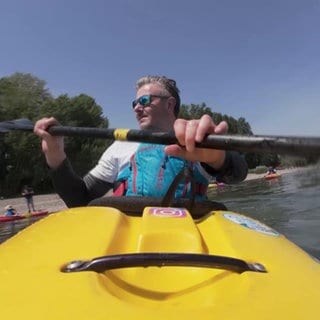 Stephan Horch in einem Kajak auf einem Fluss