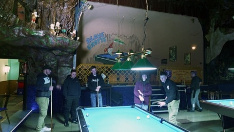 In der Kneipe "Die Blaue Grotte" in Fischbach leuchten die Billartische blau