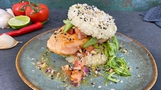 Lachs-Burger mit Reis-Brötchen