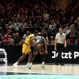 Zwei Basketball-Spieler im Zweikampf