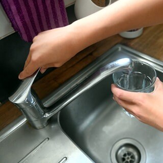 Trinkwasser läuft aus einem Wasserhahn