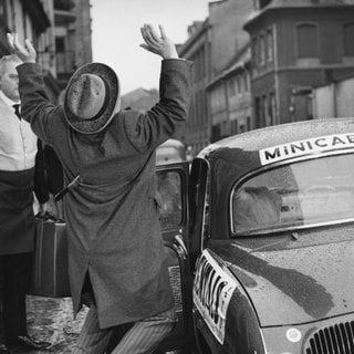 Beispiel Szene: Mann an Taxi, Messer im Rücken, zusammenbrechen, tödlich getroffen (Film Das Geheimnis der schwarzen Koffer, BRD 1962; Regie Werner Klingler) Archivfoto.Symbolfoto.